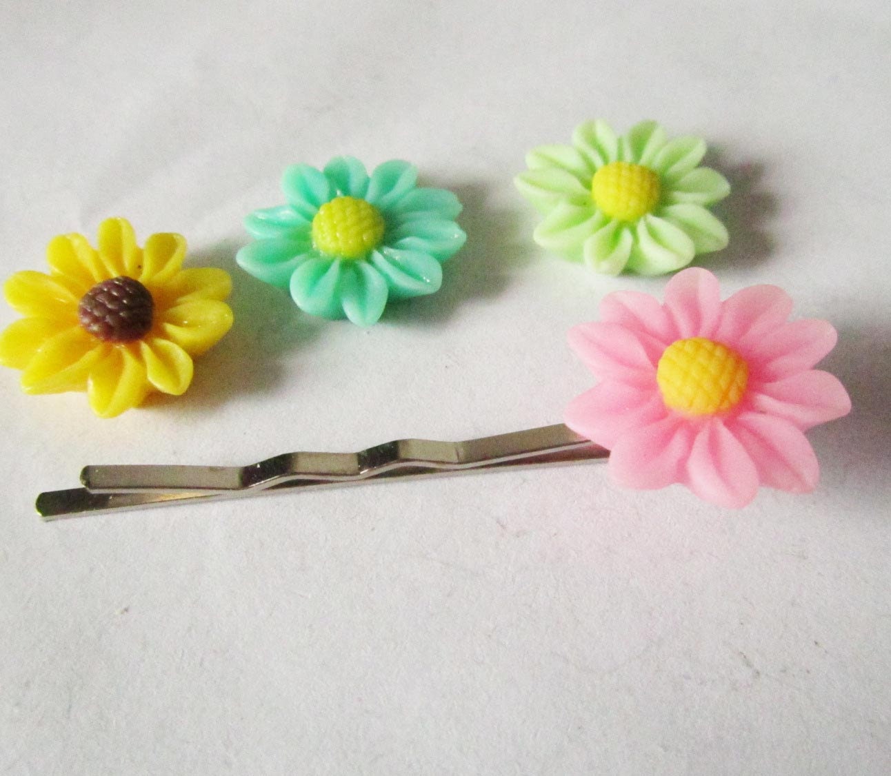 50pcs Chrysanthemum Flowers Mixed Colors of Resin Daisy Cabochon Sunflower for Bobby Pin Charms Matte 16mm F207