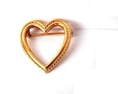 gold heart pin - With Love - small vintage brooch, tagt team
