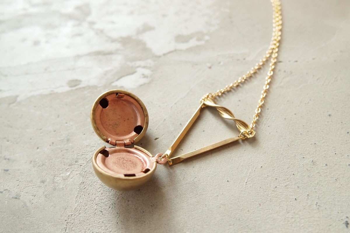 SPRING SALE - Locket Necklace : Vintage Round Locket