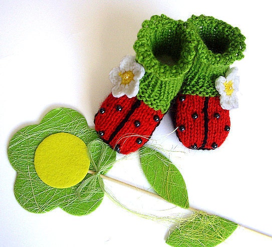 Baby booties " Ladybug", hand knitted baby girls shoes / size 0-3M