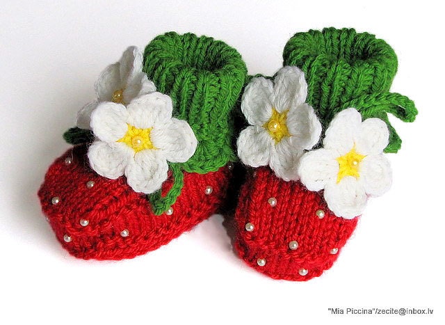 Knitted Baby booties Red Strawberry baby girls shoes christmas handmade hand knit baby shoes toddler shoes / size 0-3 M