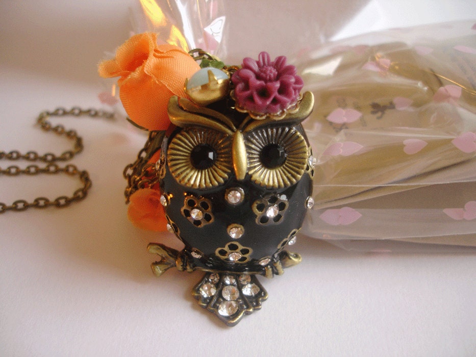3D Chubby Owl Necklace. Black