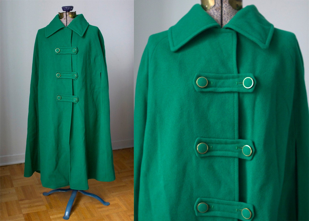 Vintage1960s kelly green wool cape with gold buttons
