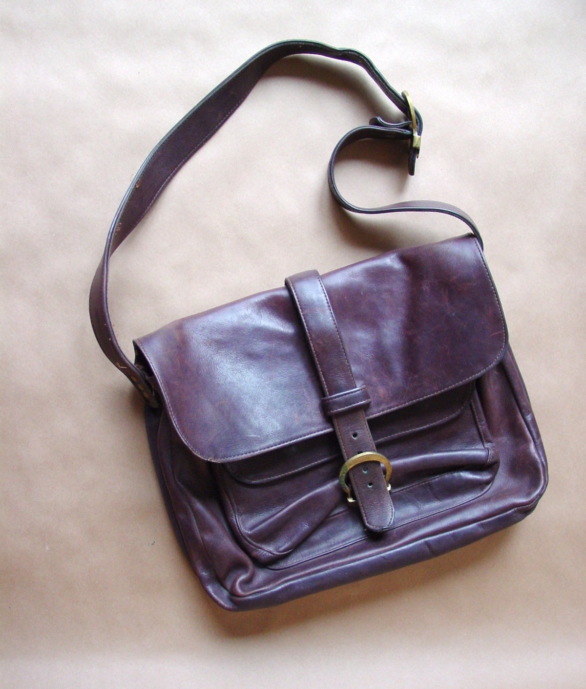 1960s/1970s vintage leather messenger bag / vintage distressed leather bag