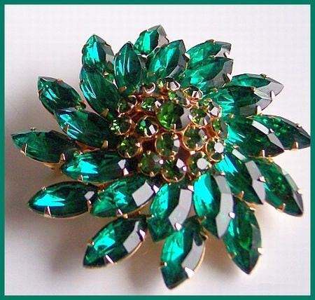 Vintage Unsigned Judy Lee 3 Tiered Green Rhinestone Gold Metal Brooch 2.5" EX