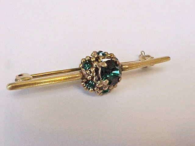 Beautiful Little Late Edwardian Era Brooch with Emerald Green Stones