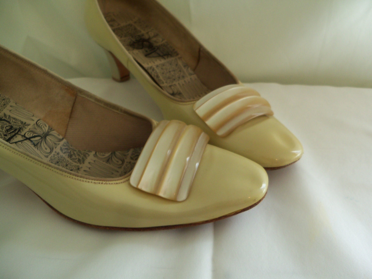 Vintage Air Step Yellow Pump Heels with Pearlized Amber Bakelite Shoe Clips Art Deco Styling Size 7 1/2