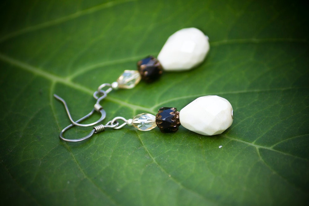 Black and white earrings - Czech glass earrings - bridal jewelry - black and white jewelry - drop earrings