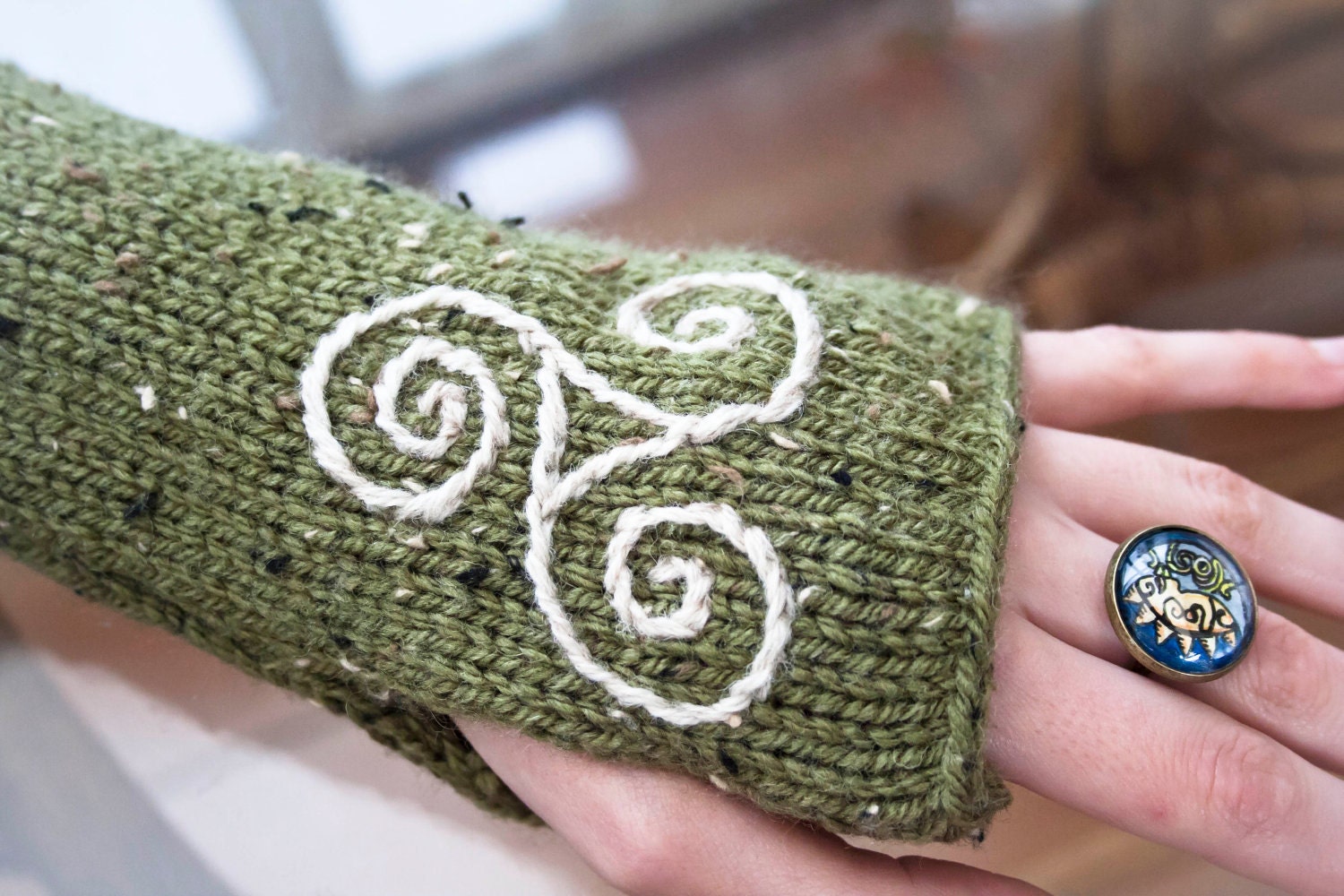 Arm warmers - knitted Irish wool - Celtic design