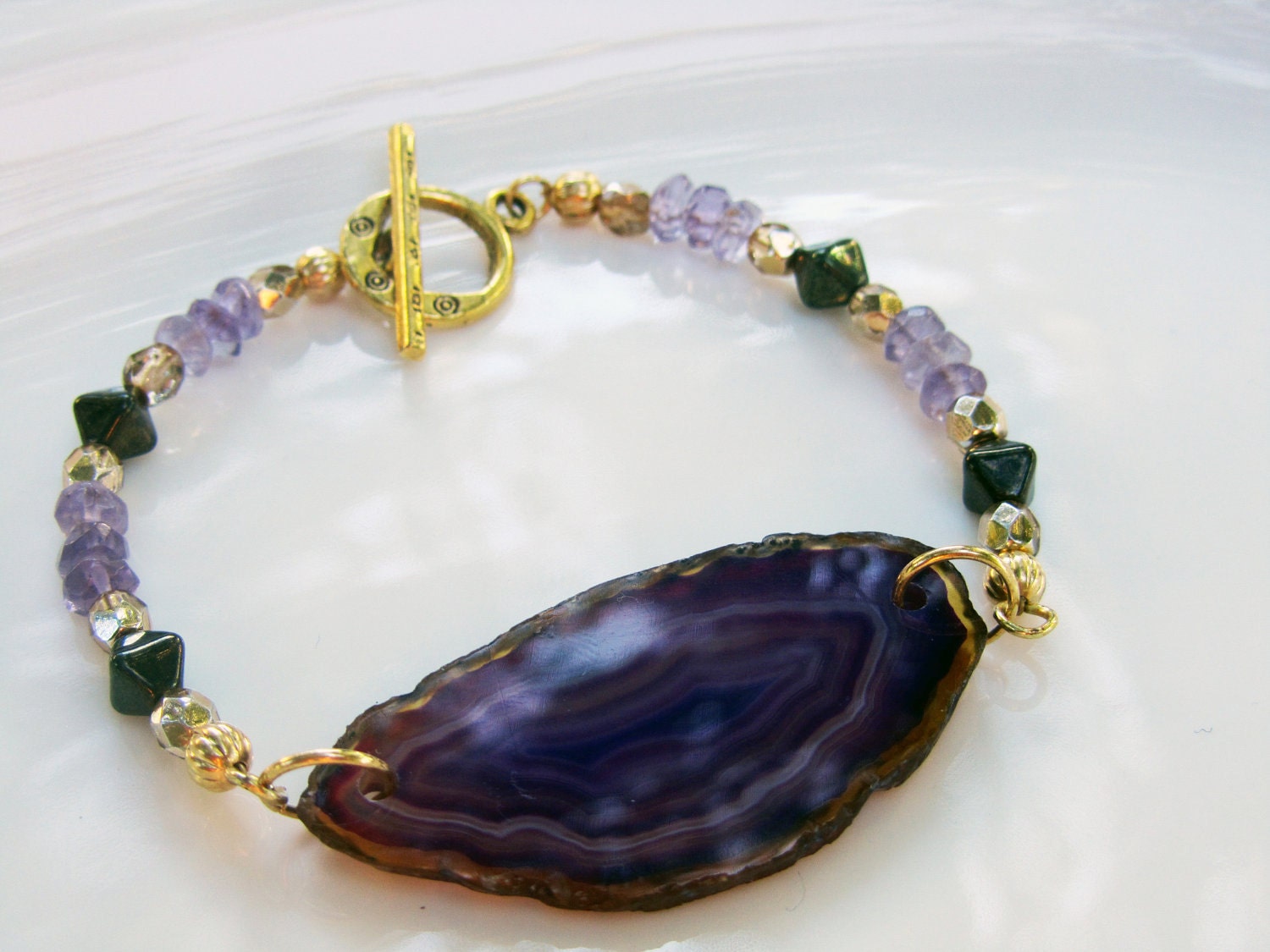 Purple sliced agate geode and amethyst beaded bracelet