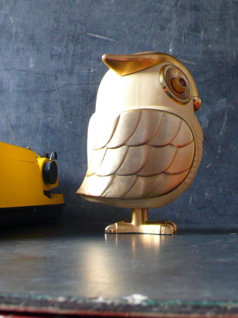 Vintage owl transistor radio. Made in Japan. 1960s.