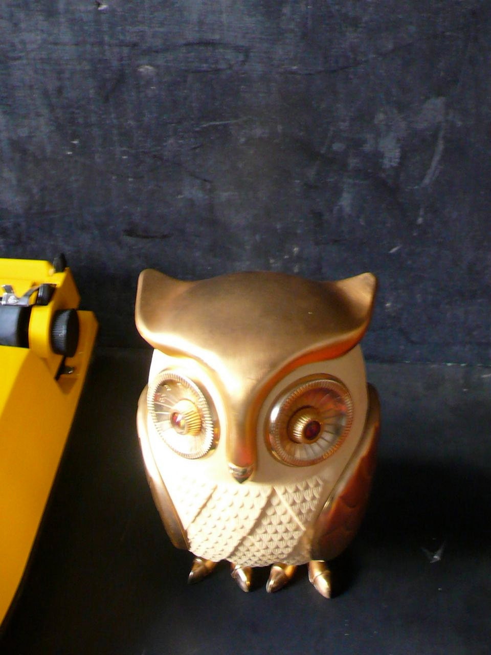 Vintage owl transistor radio. Made in Japan. 1960s.