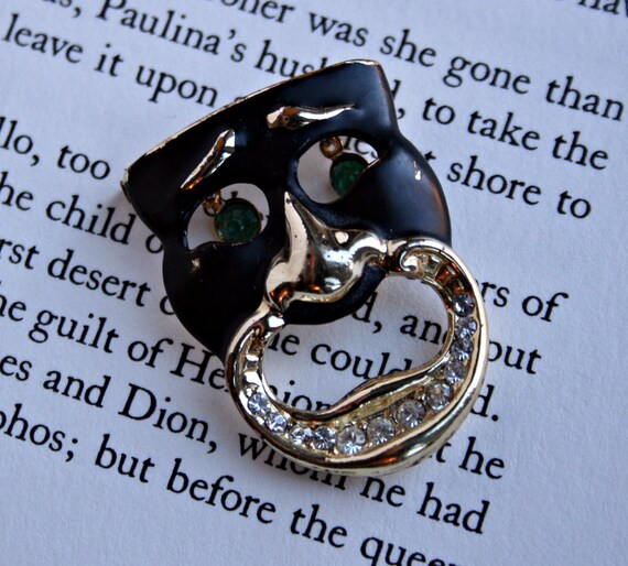 Strange Laughing Mask Brooch - Emerald Eyes
