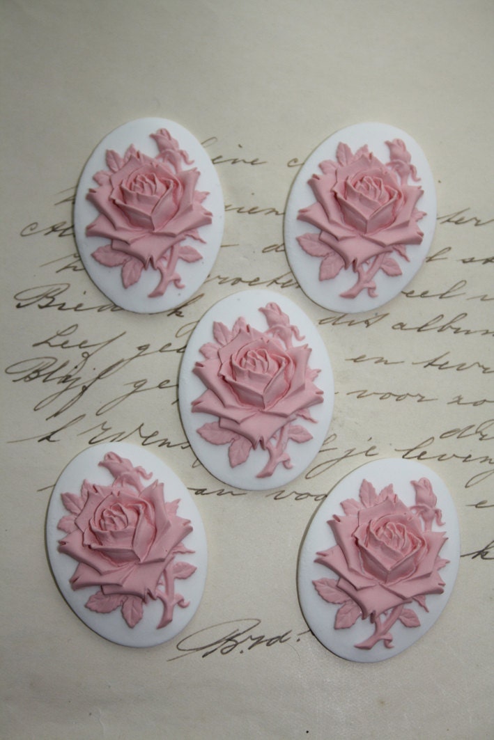 5 unset rose cameos - pink on white - 40x30mm