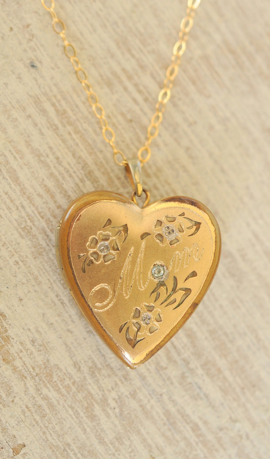 1970s vintage / gold heart locket // MOM