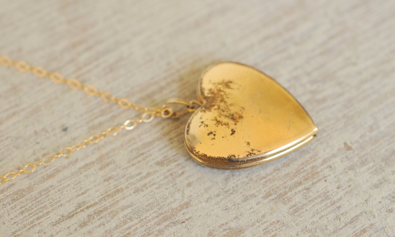 1970s vintage / gold heart locket // MOM