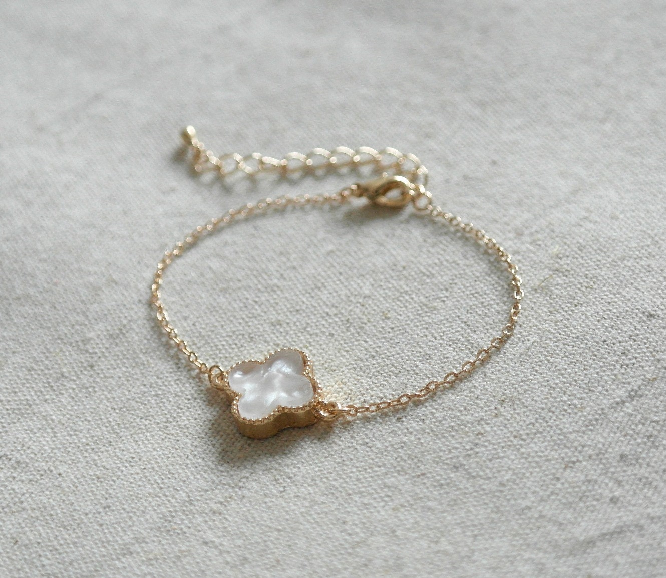 Delicate simple everyday sideway alhambra ivory clover bracelet