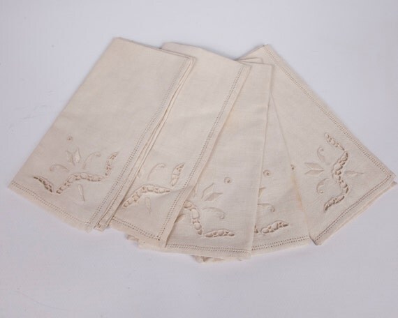 Vintage Linen Napkins Embroidered Ivory by LeVintageGalleria