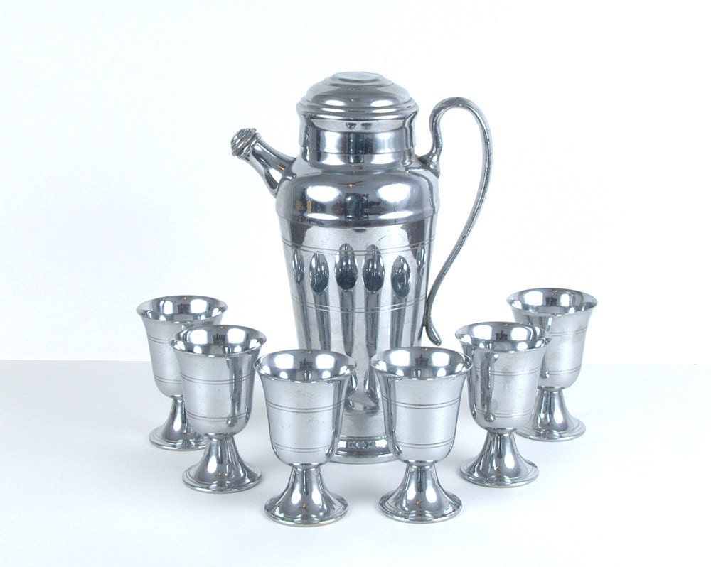Farberware Art Deco Chrome Plated Cocktail Shaker and 6 Cups Set
