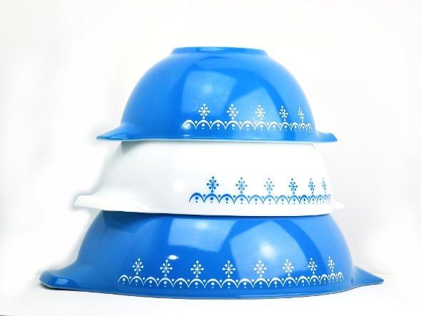 Pyrex Nesting Bowls - White and Blue - Set of 3