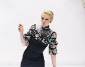 Robe années 40 bleu marine en dentelle et imprimé fleurs - FLEUR DU MÂLE