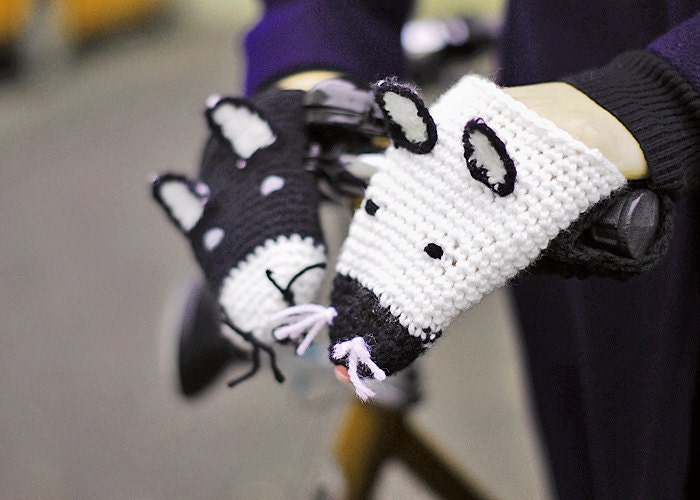 Yin-Yang CATS BIKE HANDWARMERS Gloves Wool Crochet Cold Days Unisex Woman Man Teens Cozy Gift Black White Halloween Cycling