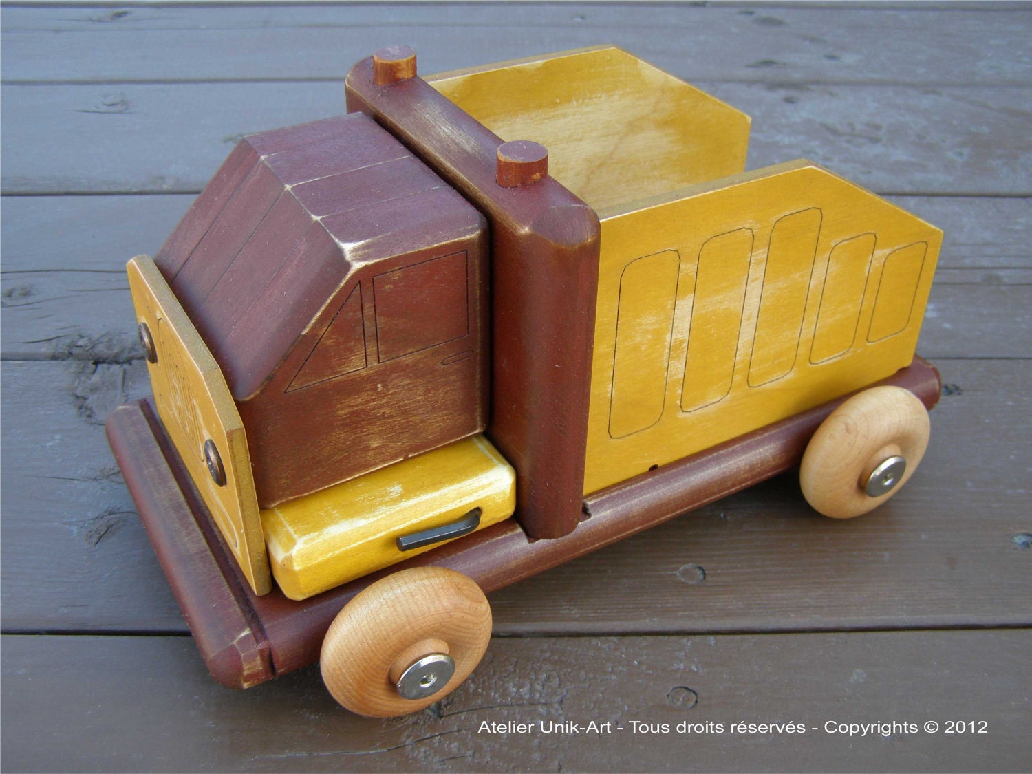 Dismantled wooden truck / Camion démontable
