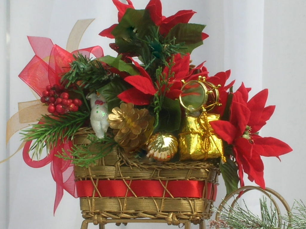 Christmas Red and Gold Sleigh Centerpiece