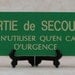 A french door sign "sortie de secours"