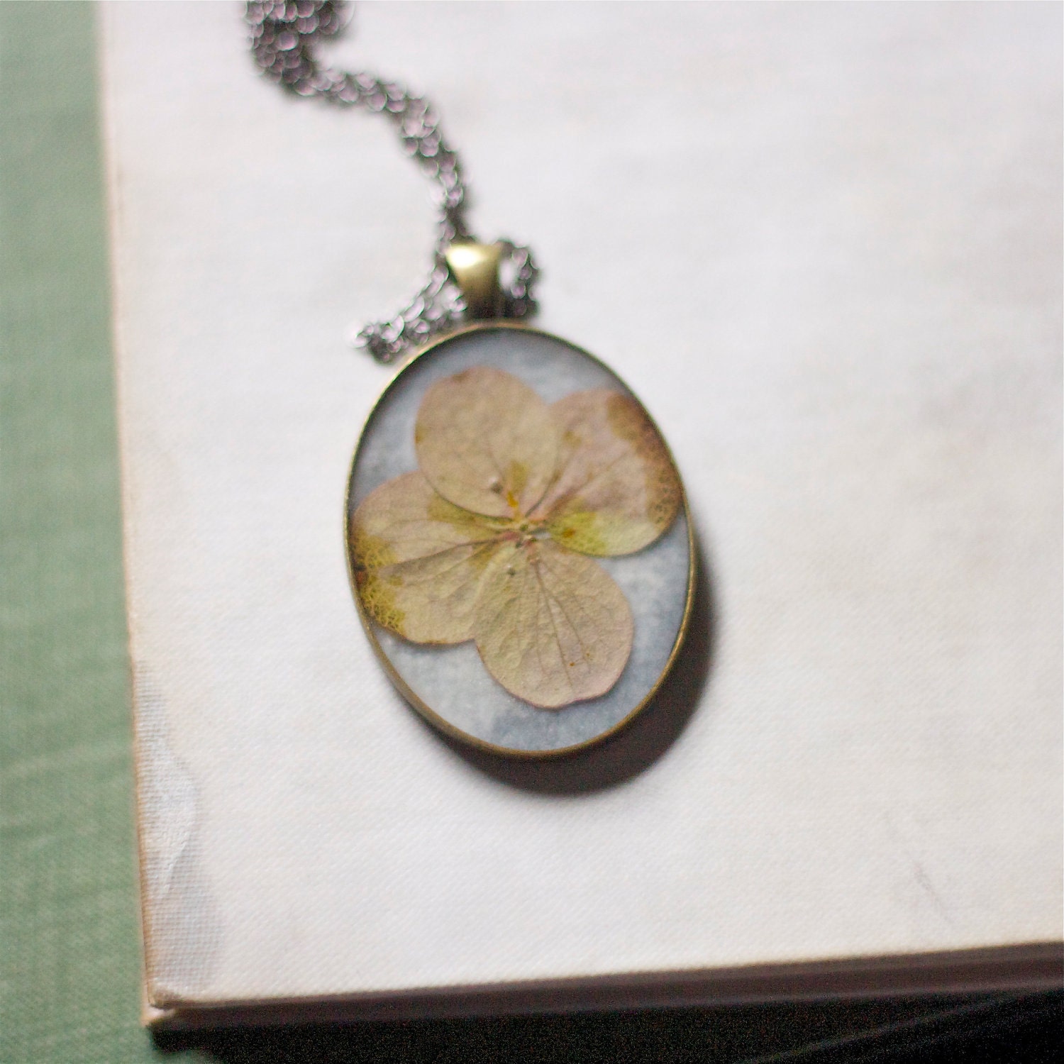 pressed flower necklace cream pink hydrangea winter colors handmade resin jewelry romantic beautiful pendant natural botanical jewelry
