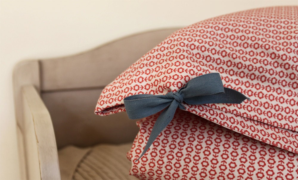 ORGANIC Toddler Bedding set - light grey, red flower print, sea blue ribbon