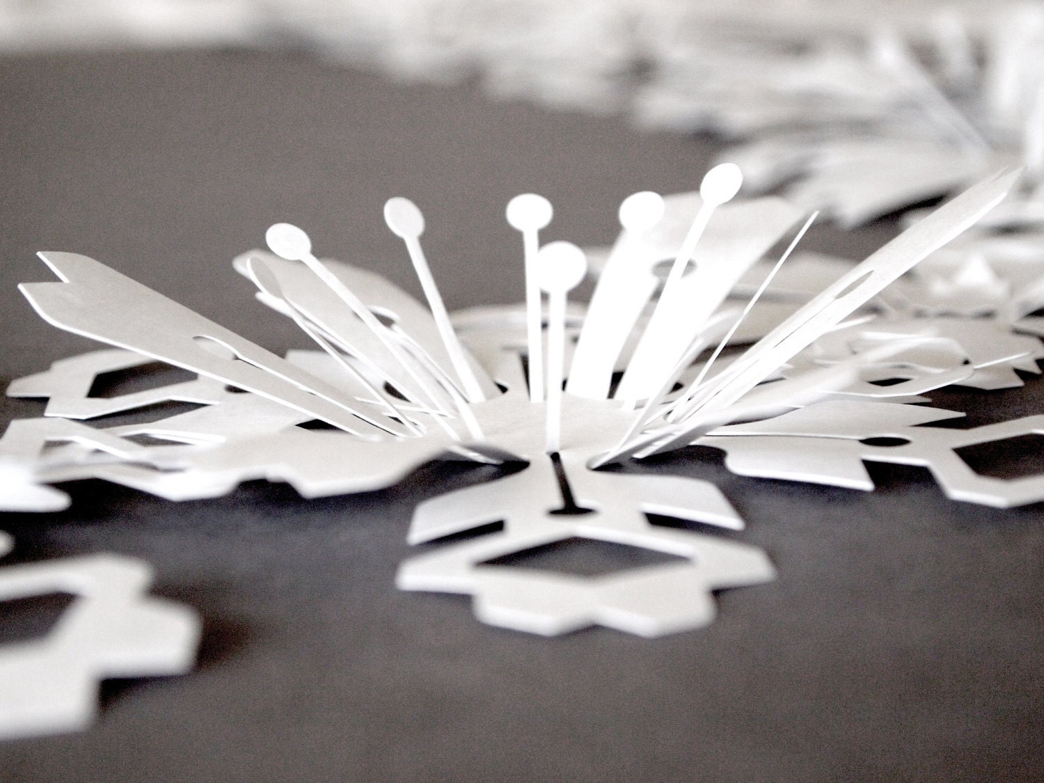 White Tyvek Interlinking Flowers - Garland or Sheet - Pack of 12