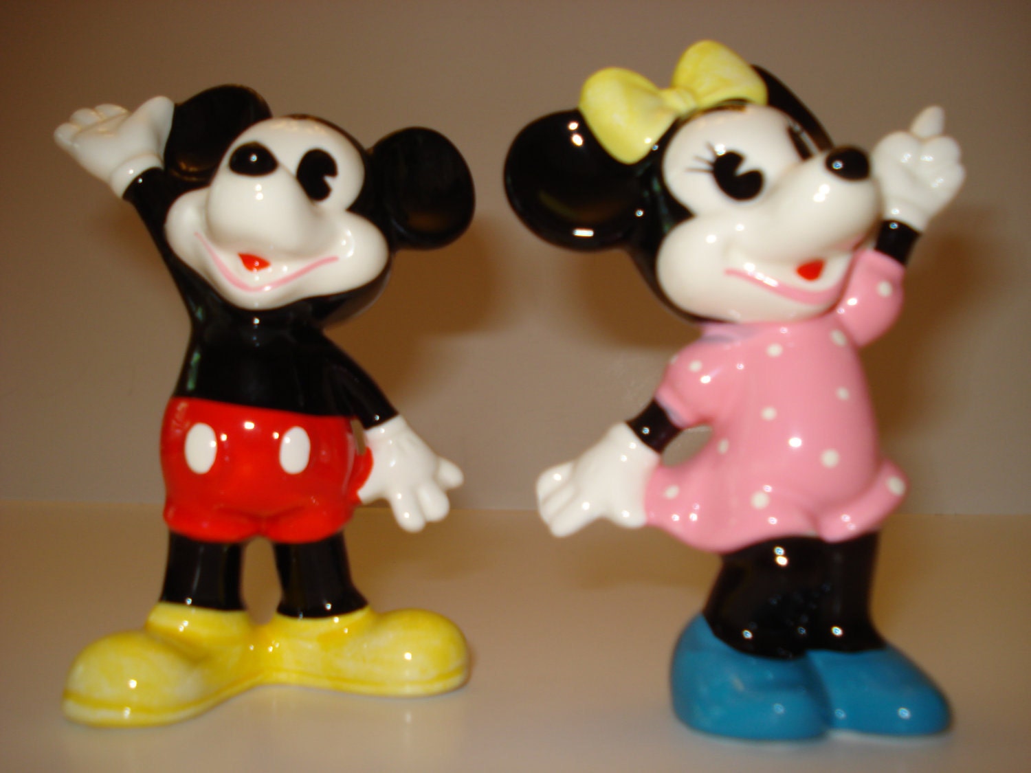 mickey mouse and minnie mouse figurines