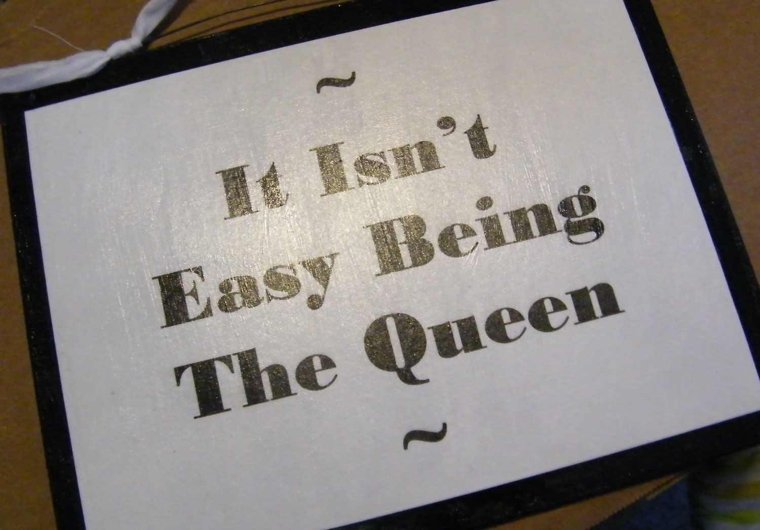 Funny Humor Wood Sign   It Isn't Easy Being The QUEEN    Retro Primitive Country Vintage Shabby Novelty Saying FREE SHIPPING