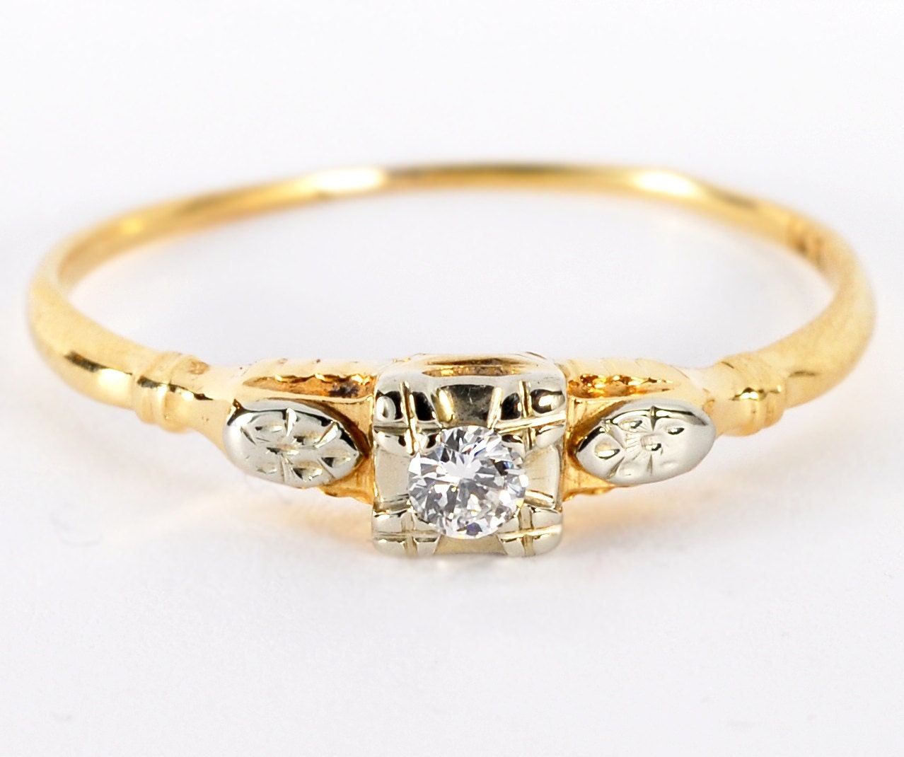 Vintage 14kt Yellow Gold Diamond Solitaire Petite Ring VS-1 F