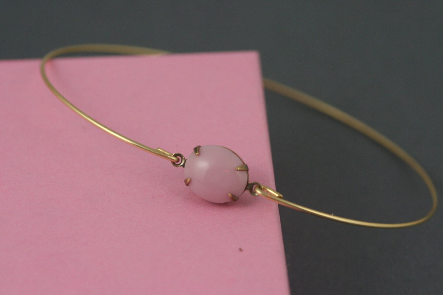 Single stone  Rose pink vintage glass  gold modern  bangle
