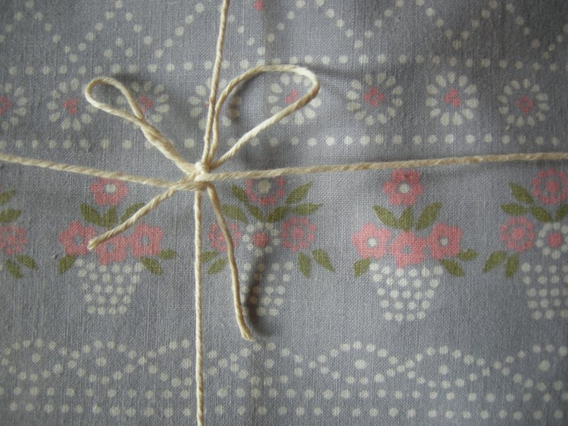 Lovely 80ies Spring Vintage Flowerbasket Rustic Folk Fabric for sewing from Germany/ Large Piece - linenlaceandthread
