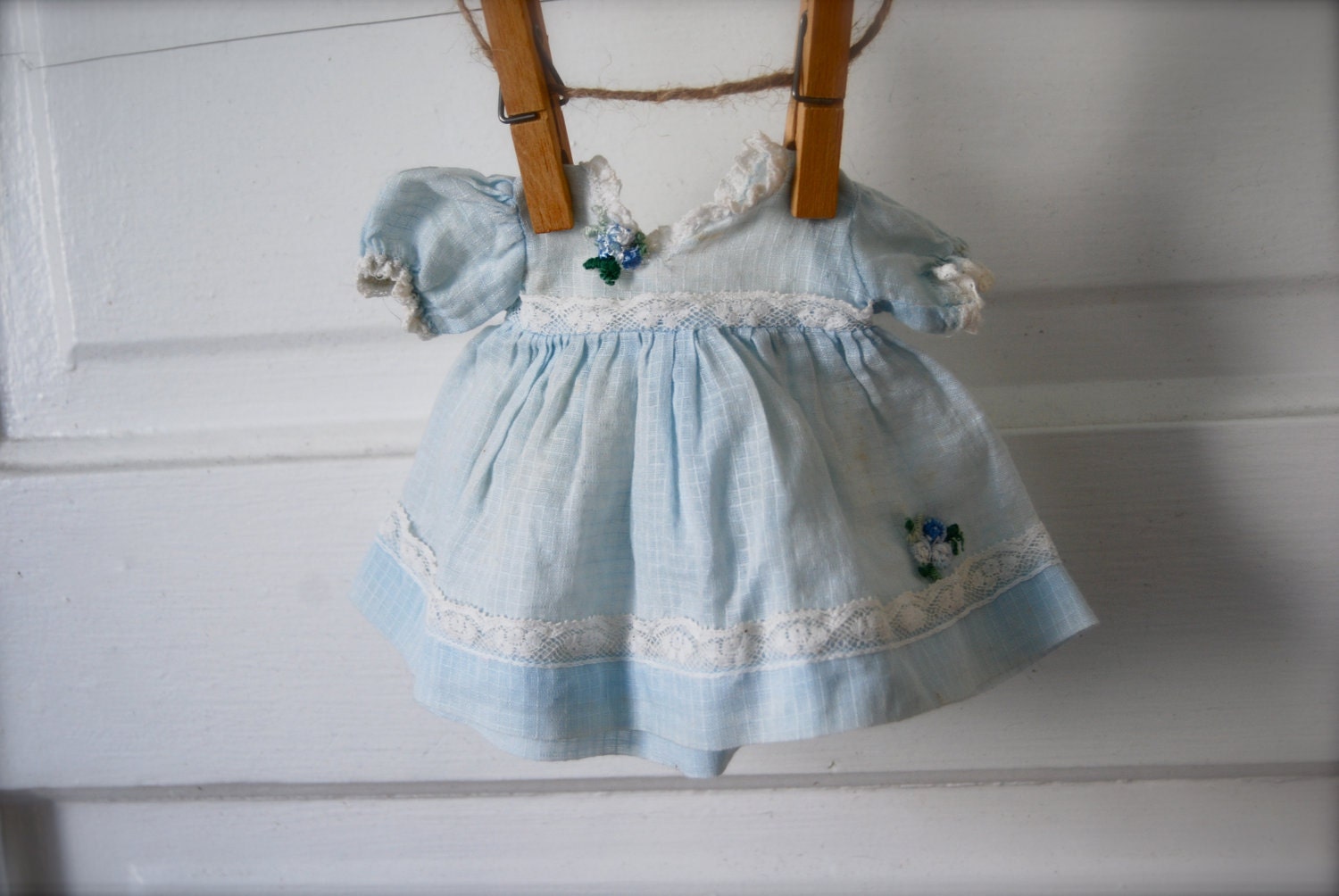 Vintage baby doll dress in blue with white lace