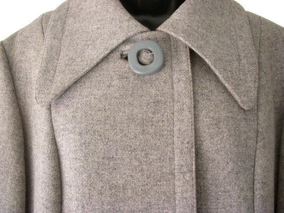 Vintage 1960s gray woolen coat with wing collar and kimono sleeves M/L - VintageHunts