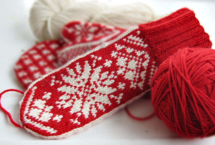 KRISTINA Mittens in Traditional Scandinavian Snowflake Pattern