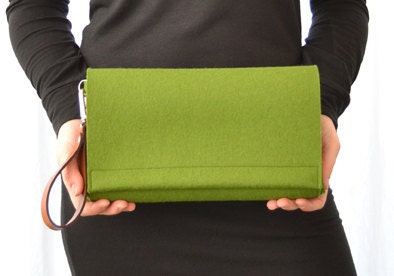 100% wool felt CLUTCH with leather handle - green