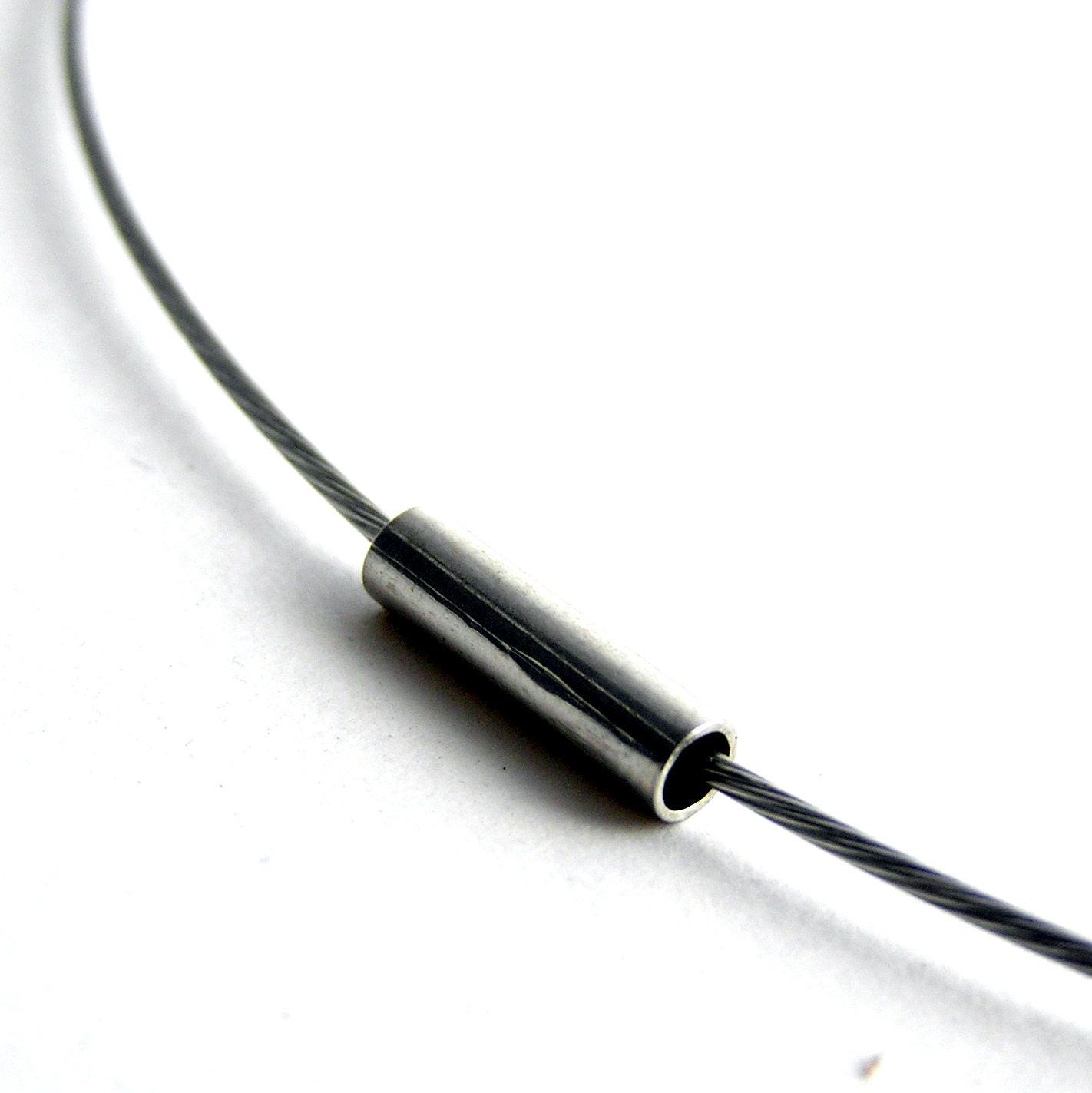 Wire necklace with magnetic clasp