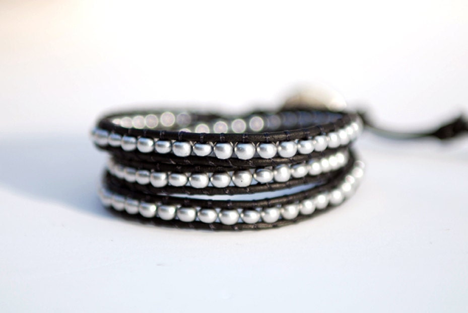Triple wrap bracelet with metallic silver glass beads and silver plated  button. Elegant and casual look. Beaded bracelet. WGR3v006