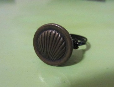 Military button wire wrapped ring w/ seashell shell design Size 7.25