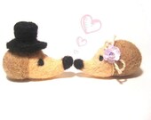 Little needle felted Hedgehogs in love,cute plush animals valentines day - Cake topper - Made to order