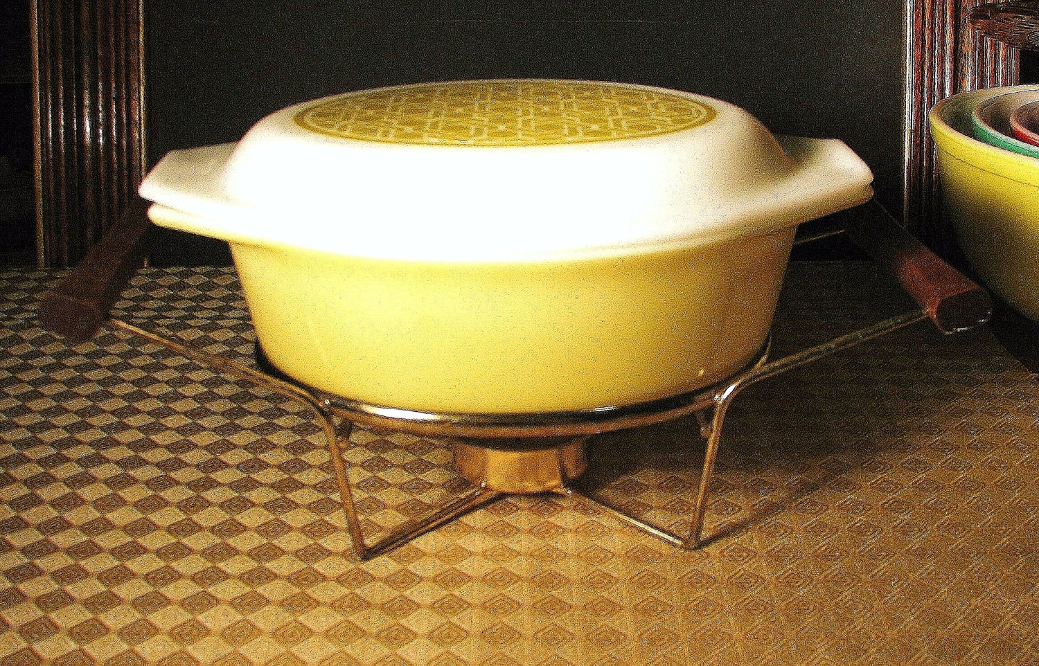 Pyrex 'Wicker' or "Weave" Pattern 1 1/2 Quart Covered Casserole with Warming Stand - Promotional Item