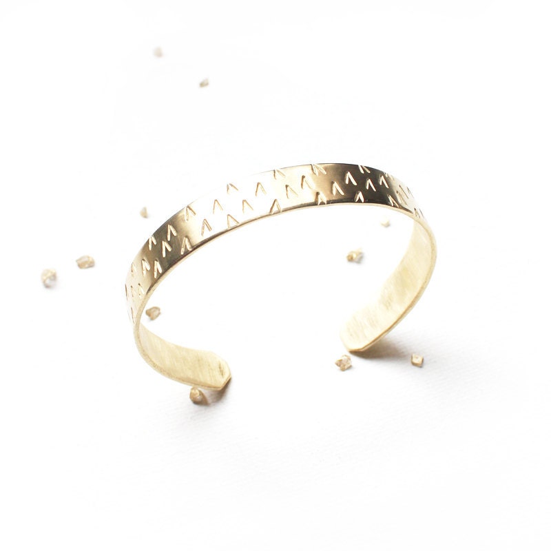 Tribal V Cuff Bracelet / gold or sterling silver bangle / hammered arrow pattern / everyday geometric jewelry