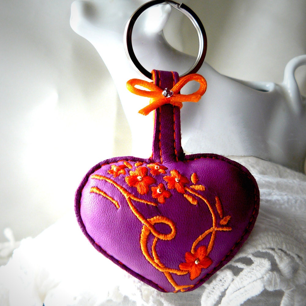 Keychain in purple leather, heart shape with floral embroidery and pearl. Handmade leather keychain - hand embroidered