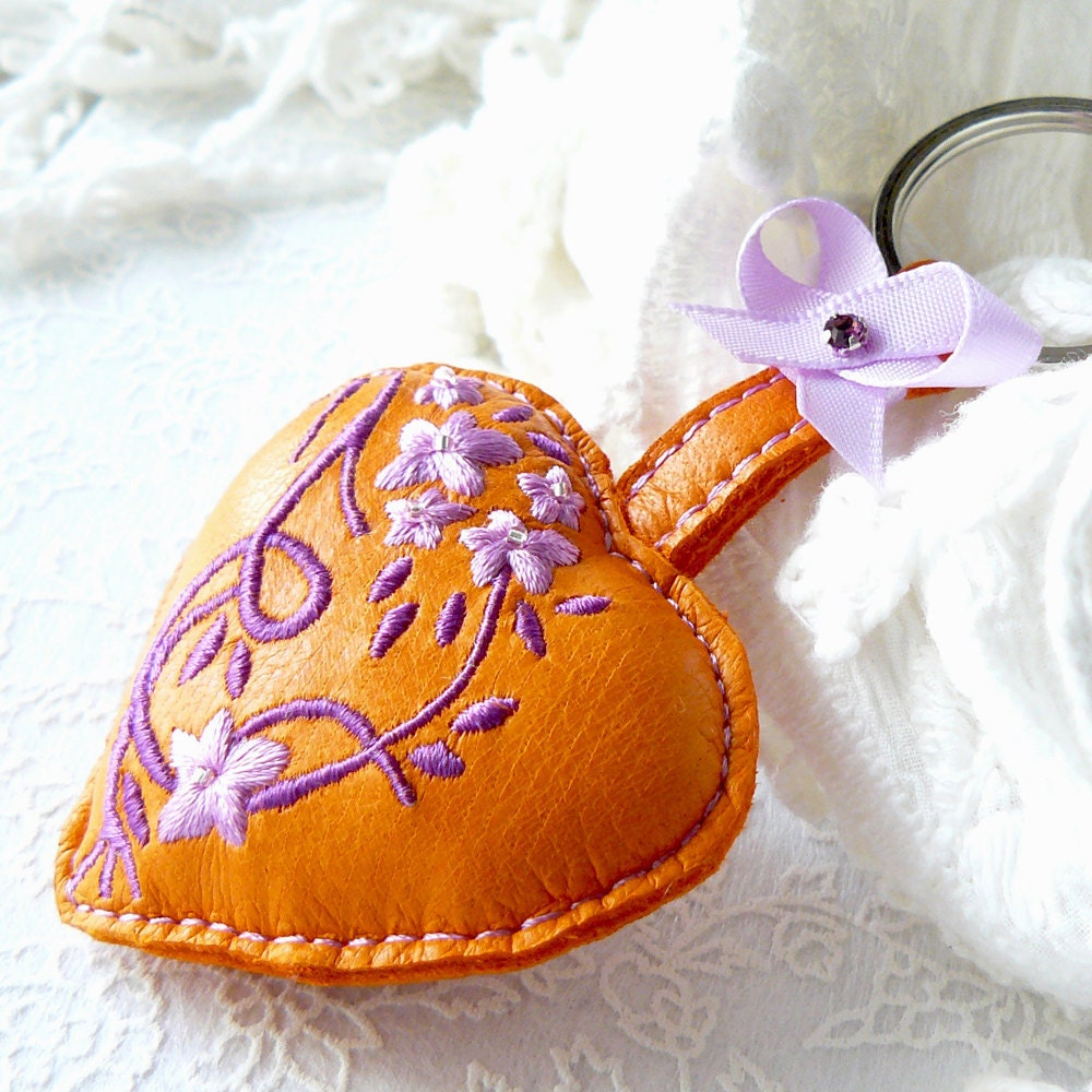 Keychain in orange leather, heart shape with floral embroidery and pearl. Handmade leather keychain - hand embroidered