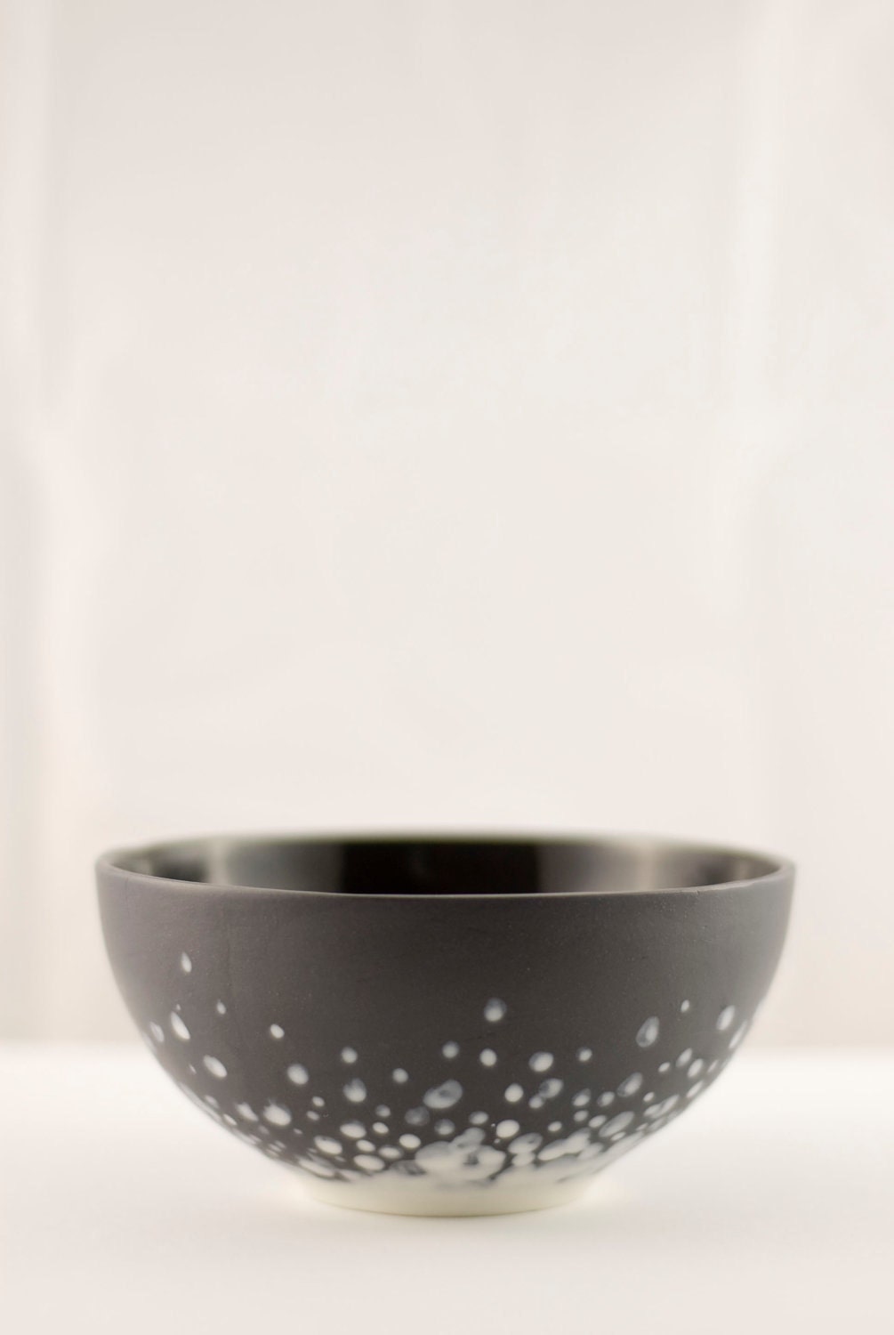 Charcoal porcelain bowl with white splash pattern